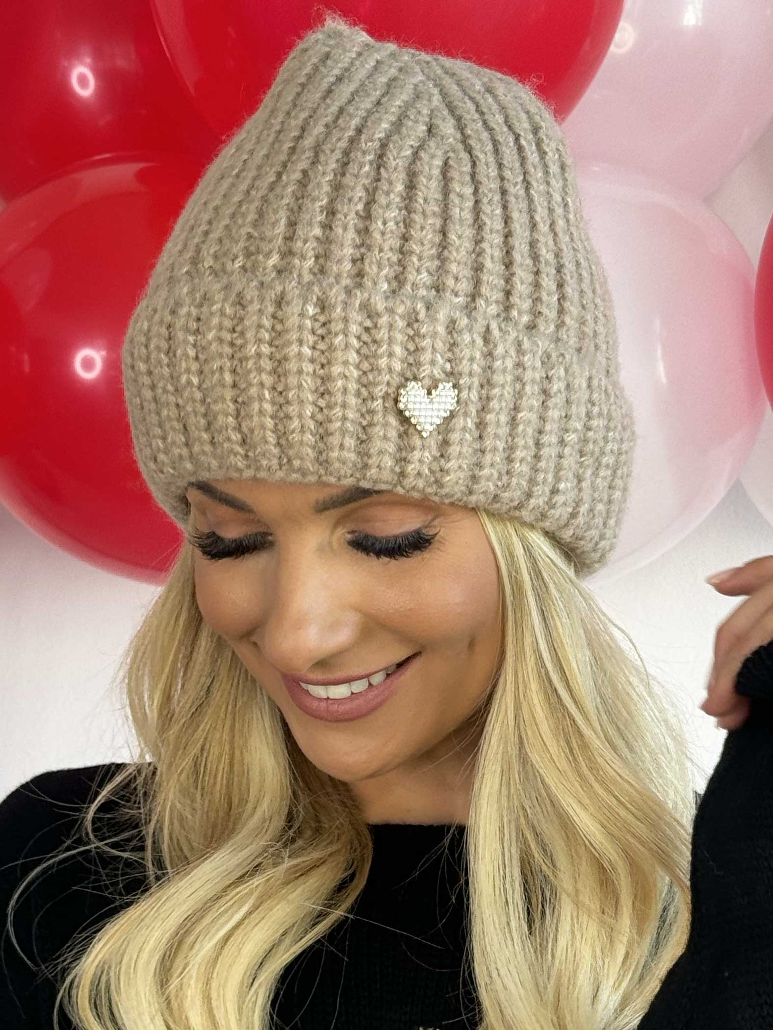 Eliana - Blød hue med for og hjerte smykke